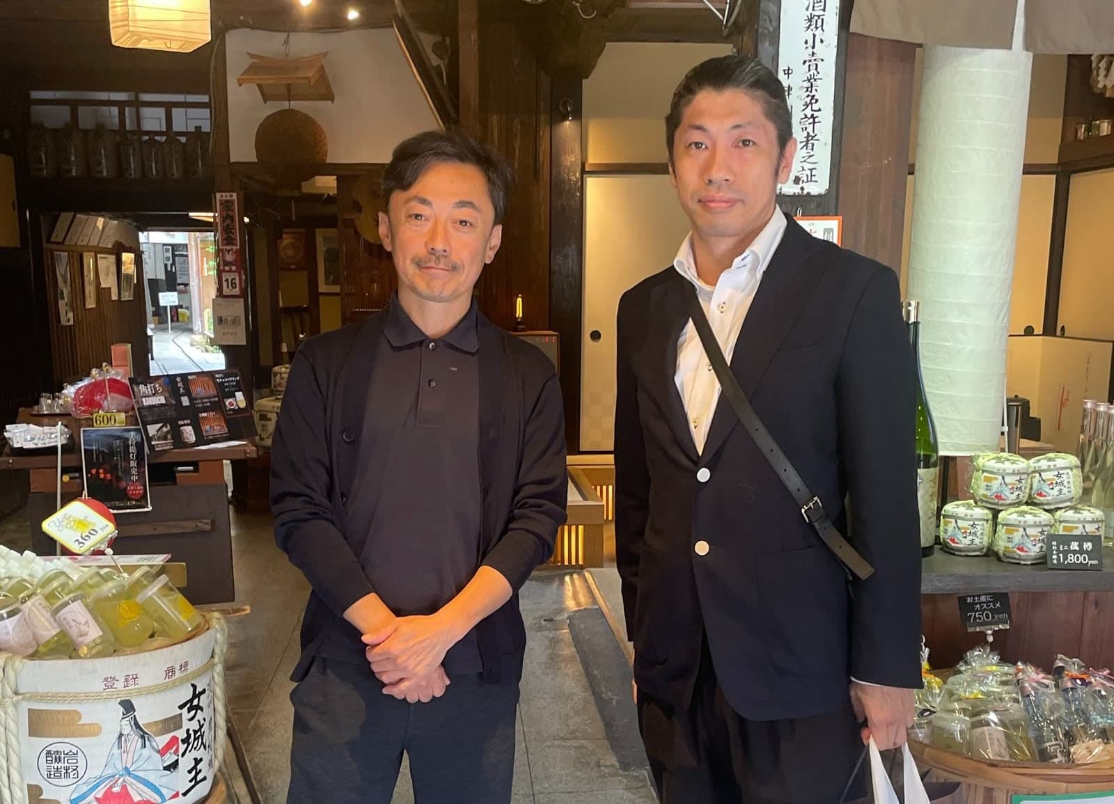 岩村醸造を訪れた際の渡會社長と発起人日野